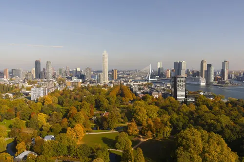Een foto van Het Park en de skyline in herfstkleuren