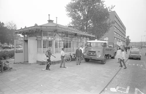  Oude Tramhuis RET (centrale post en loket) naast gebouw bij Bouwcentrum aan het Kruisplein.