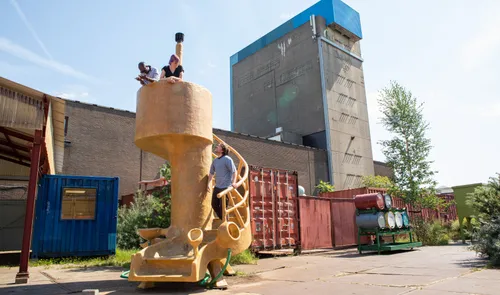 Een foto van bezoekers in Brutus Garden van Atelier Van Lieshout