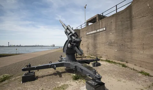 Een foto van een luchtafweergeschut bij het Atlantikwall Museum in Hoek van Holland