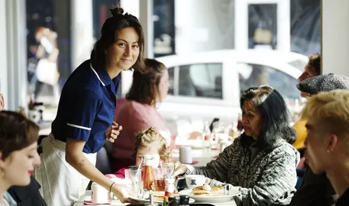 Een foto van een serveerster bij restaurant By Jarmusch