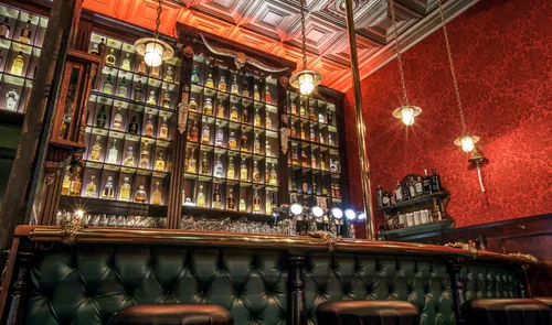 Een foto van de bar van Cafe de Ouwehoer aan het Deliplein op Katendrecht