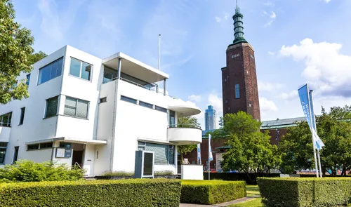 Een foto van het Chabot Museum in het Museumpark in de zomer