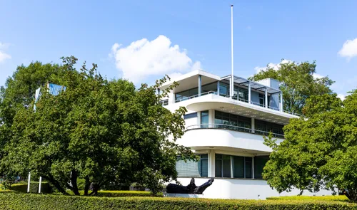 Een foto van het Chabot Museum in het Museumpark in de zomer