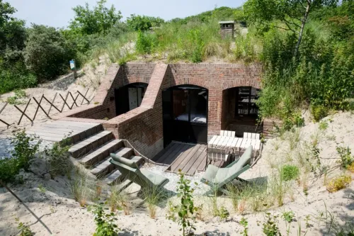 Bunker in de duinen die is omgebouwd tot bijzondere overnachting in Rotterdam.
