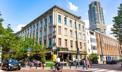 Een foto van restaurant Bazar met fietsers en wandelaars en op de achterzijde de Cooltower