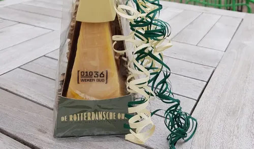 Een foto van een cadeauverpakking met De Rotterdamsche Oude Kaas