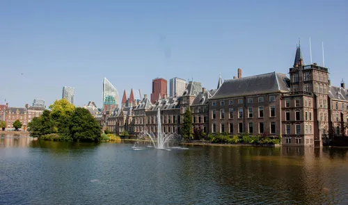 Een foto van de hofvijver en de Binnenhof in Den Haag