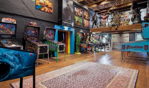 Een foto van een van de zalen met flipperkasten en machines in het Dutch Pinball Museum