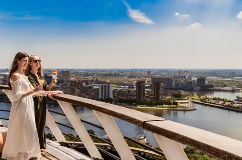 Een foto van een rooftop bar op de euromast in rotterdam