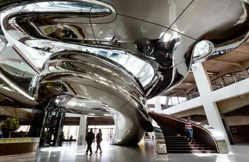 Erik van Essen doneert een cheque van 549 Rotterdam City Cards aan Lise van Zuilekom van Sam& voor alle kinderen en Linda van der Windt van Rotterdamse Uitdaging.