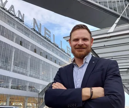 Photo of Guido Helmerhorst of Warp VR posing in front of the Van Nelle Fabriek complex in Rotterdam
