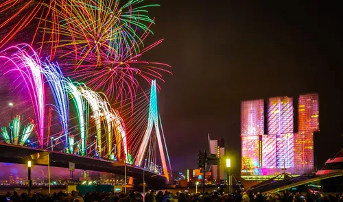 Het Nationale Vuurwerk bij de Erasmusbrug