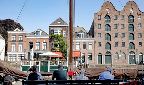Een foto van Historisch Delfshaven met bezoekers die op een bankje zitten