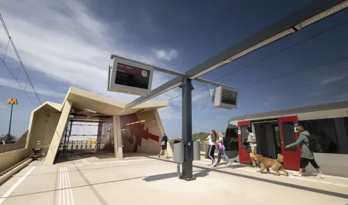Een foto van mensen die de metro verlaten bij Hoek van Holland Strand in de zomer