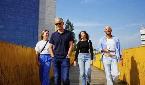 Een foto van mensen op de Luchtsingel in de zomer