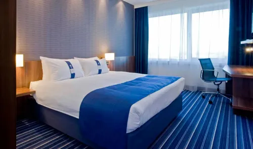 Een foto van een kamer met een bed in Holiday Inn Express Hotel