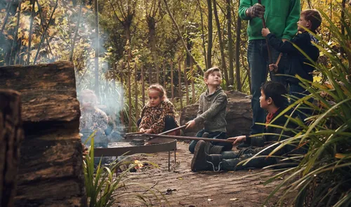Een foto van kinderen bij een kampvuur van de Speeldernis