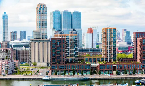 Een foto vanaf de Maassilo op de Maashaven met zicht op Katendrecht en de skyline met De Rotterdam