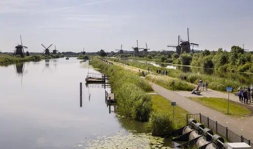 Een foto van de molens van Kinderdijk met zicht op de Boezem