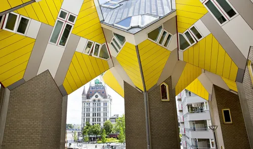 Een foto van de Kubuswoningen met op de achterzijde het Witte Huis in de Oude Haven