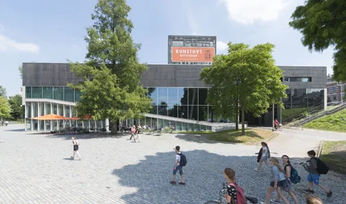Bezoekers voor het plein van de Kunsthal Rotterdam in het Museumpark