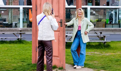 Een foto van het kunstwerk L Age Dor op de Kop van Zuid 