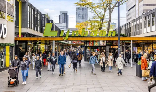 Winkelen op de Lijnbaan in de herfst