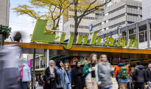 Winkelen op de Lijnbaan in de herfst