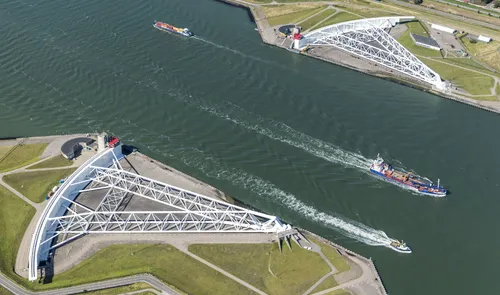 Een luchtfoto van de Maeslantkering met schepen
