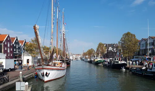 Een foto van de haven in Maassluis
