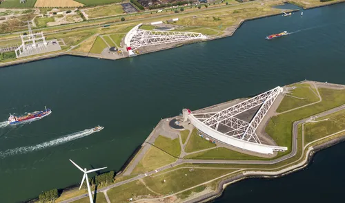 Een luchtfoto van de Maeslantkering en de Nieuwe Waterweg met schepen