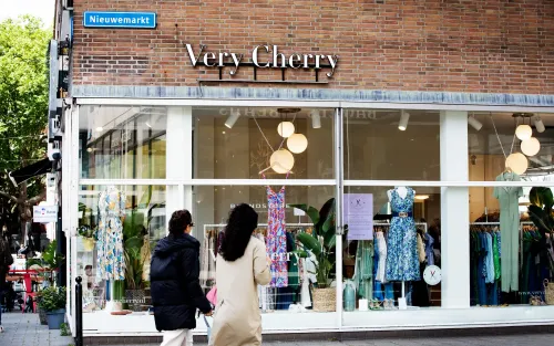 Raamgevel van de winkel Very Cherry waar twee vrouwen naartoe lopen.