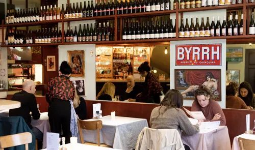 Een foto van mensen in restaurant Marseille