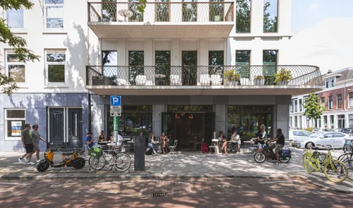Een foto van restaurant Mecca aan de Noordsingel in de zomer