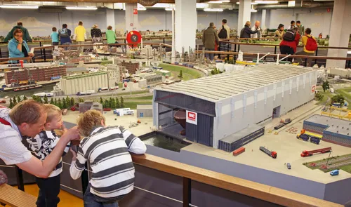 Een foto van kinderen en ouders in Miniworld Rotterdam