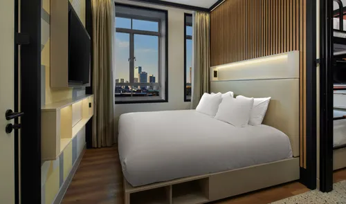 Een foto van een kamer met een bed in Motto By Hilton