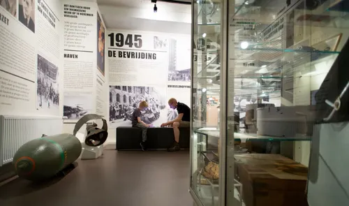 Een foto van het interieur van Museum Rotterdam 40-45 met bezoekers