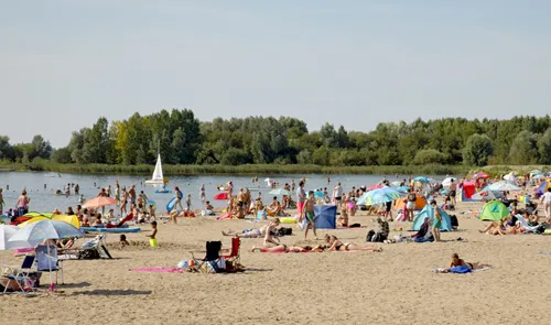 Een foto van recreanten op het strand bij de Zevenhuizerplas in Nesselande