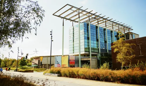 Een foto van de buitenzijde van Nieuwe Instituut in de herfst