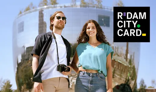 Een foto van mensen voor het Depot Boijmans Van Beuningen en het logo van de Rotterdam City Card