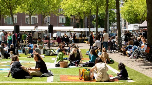 Photo: young people from various backgrounds and cultures together at Noordplein.