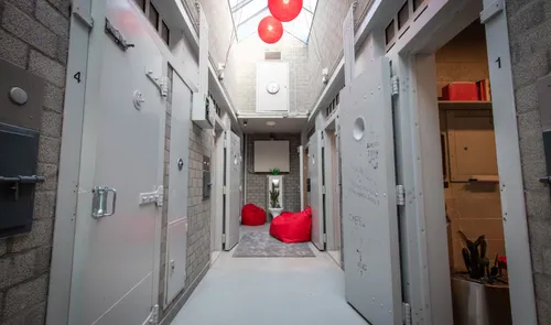 Een foto van een gang in de B&B van Penthouse Prison
