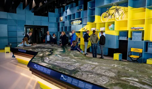Een foto van de grote plattegrond van de Rotterdamse haven in het haven bezoekerscentrum Port Pavilion