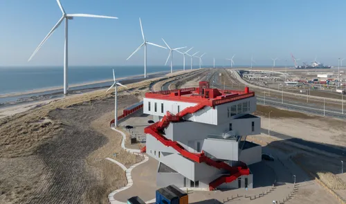 Een luchtfoto van Portlantis op de Maasvlakte 2 met op de achtergrond grote windmolens