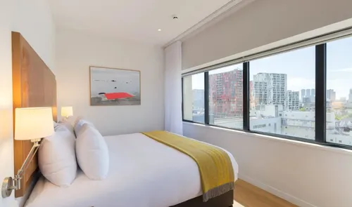 Een foto van een kamer met een bed in Premier Suites Hotel
