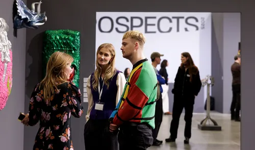 Een foto van bezoekers aan Prospects, een onderdeel van Art Rotterdam in Rotterdam Ahoy.