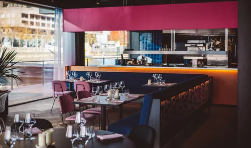 Een foto van het interieur van restaurant Putaine op het Floating Office in de Rijnhaven