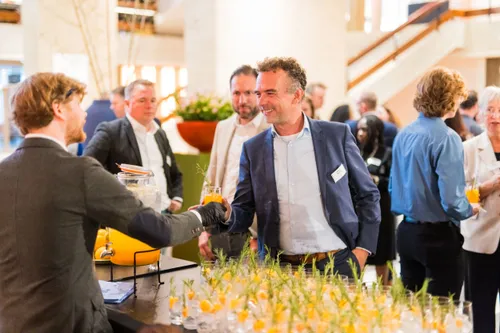 Photo: Red Carpet Dinner 24 at De Doelen ICC, welcoming newly arrived international companies to Rotterdam. We see two men shaking hands.