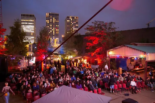 Een foto van Roffa Mon Amour buitenluchtbioscoop op locatie bij Brutus Space in Rotterdam